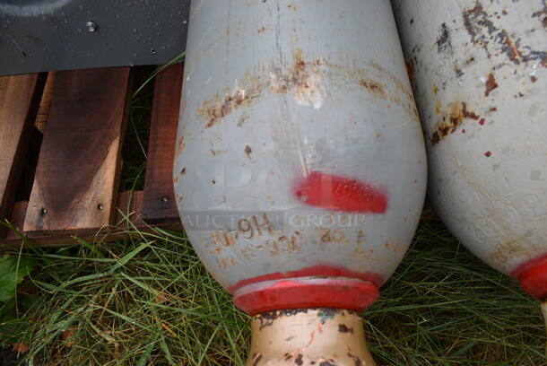 ALL ONE MONEY! Pallet Lot of Various Items Including Gas Syphon Tube Tank, 2 Carbon Dioxide Tanks and Blower. BUYER MUST REMOVE. Includes 9x9x57. (stadium) - Image 9 of 10