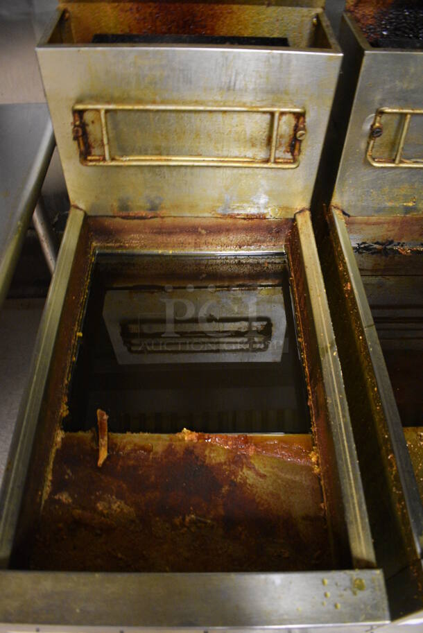 2015 Dean Model SR42GN Stainless Steel Commercial Natural Gas Powered Deep Fat Fryer. Unit Will Be Emptied of Oil Shown In Pictures. 105,000 BTU. Item Was in Working Condition on Last Day of Business. 15.5x30x47. (kitchen) - Image 4 of 7