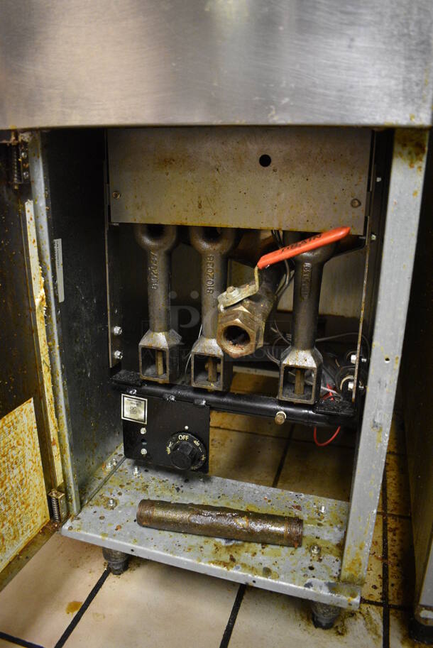 2015 Dean Model SR42GN Stainless Steel Commercial Natural Gas Powered Deep Fat Fryer. Unit Will Be Emptied of Oil Shown In Pictures. 105,000 BTU. Item Was in Working Condition on Last Day of Business. 15.5x30x47. (kitchen) - Image 6 of 7