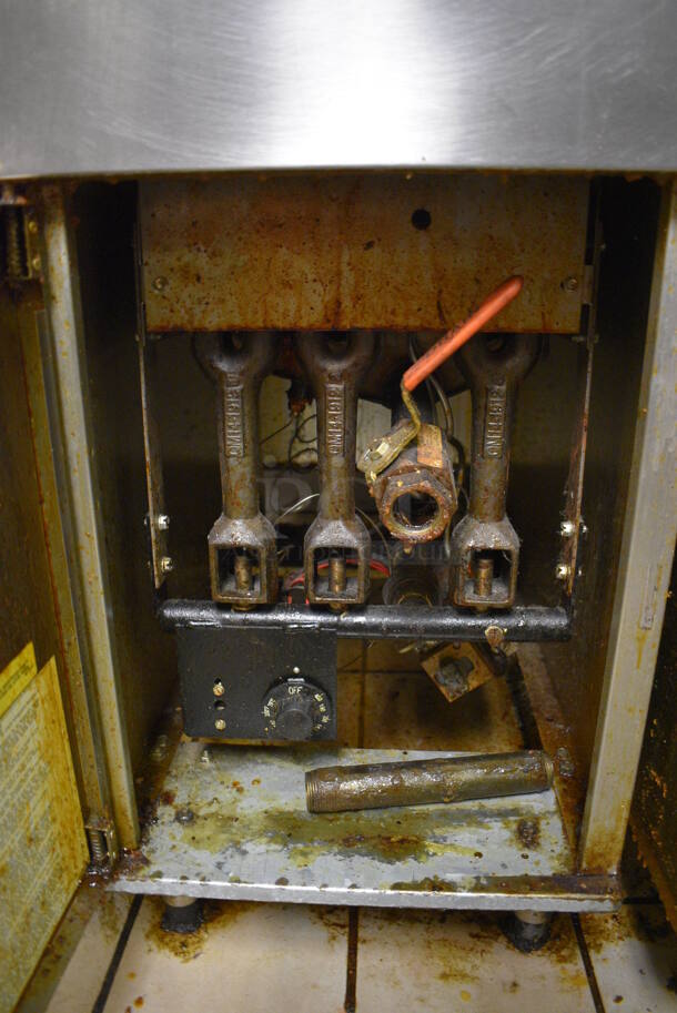 Dean Model SR42GN Stainless Steel Commercial Natural Gas Powered Deep Fat Fryer. Unit Will Be Emptied of Oil Shown In Pictures. 105,000 BTU. Item Was in Working Condition on Last Day of Business. 15.5x30x47. (kitchen) - Image 5 of 6