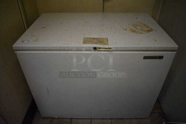 Kelvinator Model HFP153RM1 Metal Chest Freezer. 115 Volts, 1 Phase. 44.5x28x35. Tested and Working! (dishwasher area)