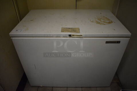 Kelvinator Model HFP153RM1 Metal Chest Freezer. 115 Volts, 1 Phase. 44.5x28x35. Tested and Working! (dishwasher area)