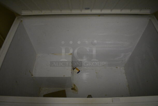 Kelvinator Model HFP153RM1 Metal Chest Freezer. 115 Volts, 1 Phase. 44.5x28x35. Tested and Working! (dishwasher area) - Image 3 of 9