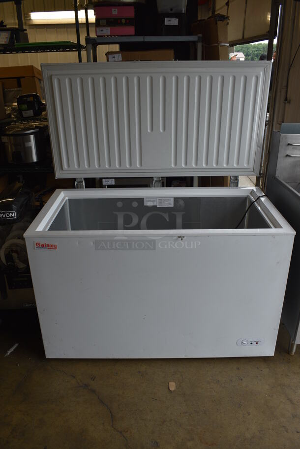 Galaxy 177CF13HC Metal Chest Freezer. 115 Volts, 1 Phase. 50x28x33. Tested and Does Not Power On - Image 2 of 5