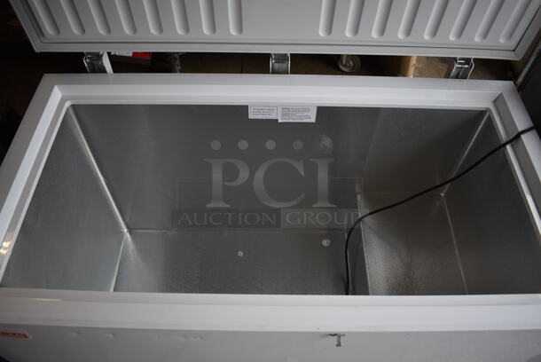 Galaxy 177CF13HC Metal Chest Freezer. 115 Volts, 1 Phase. 50x28x33. Tested and Does Not Power On - Image 3 of 5
