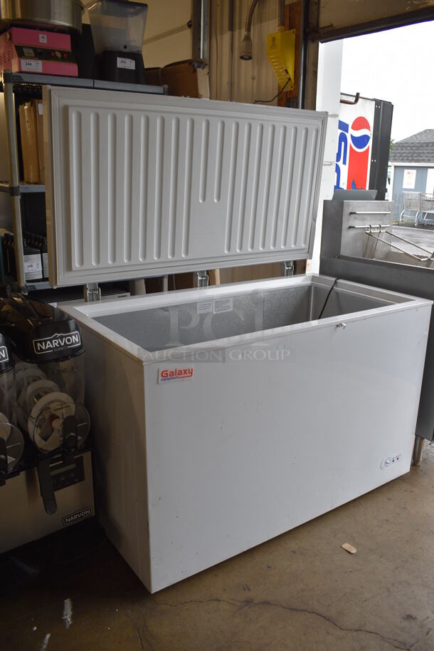 Galaxy 177CF13HC Metal Chest Freezer. 115 Volts, 1 Phase. 50x28x33. Tested and Does Not Power On - Image 4 of 5