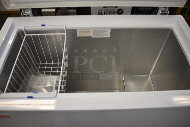 Galaxy 177CF7 Chest Freezer. 115 Volts, 1 Phase. 38x21x33.5. Tested and Powers On But Does Not Get Cold - Image 3 of 8