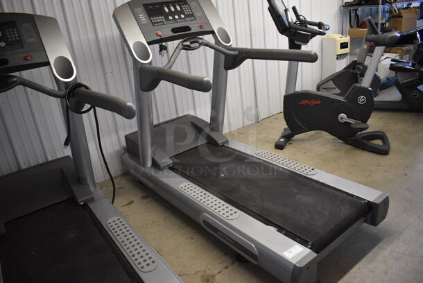 Life Fitness Model 95Ti Metal Commercial Treadmill. 32x84x63. Tested and Working! - Image 6 of 10