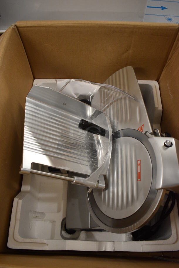 BRAND NEW IN BOX! Backyard Pro MS-106115A Stainless Steel Commercial Countertop Meat Slicer w/ Blade Sharpener. 120 Volts, 1 Phase. 21x18x17. Tested and Working! - Image 3 of 7