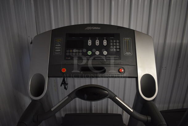 Life Fitness Model 95Ti Metal Commercial Treadmill. 32x84x63. Tested and Working! - Image 5 of 9
