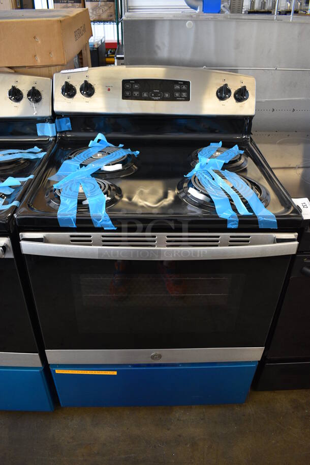 BRAND NEW SCRATCH AND DENT! General Electric JB256RM2SS Stainless Steel Electric Powered 4 Burner Range w/ Oven. 208 Volts, 1 Phase. 30x27x46.5 - Image 1 of 9