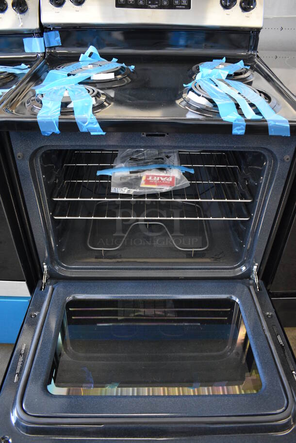 BRAND NEW SCRATCH AND DENT! General Electric JB256RM2SS Stainless Steel Electric Powered 4 Burner Range w/ Oven. 208 Volts, 1 Phase. 30x27x46.5 - Image 3 of 9