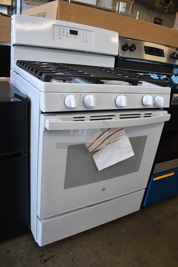 BRAND NEW SCRATCH AND DENT! General Electric Stainless Steel Natural Gas Powered 4 Burner Range w/ Oven. 30x27x48 - Image 5 of 9