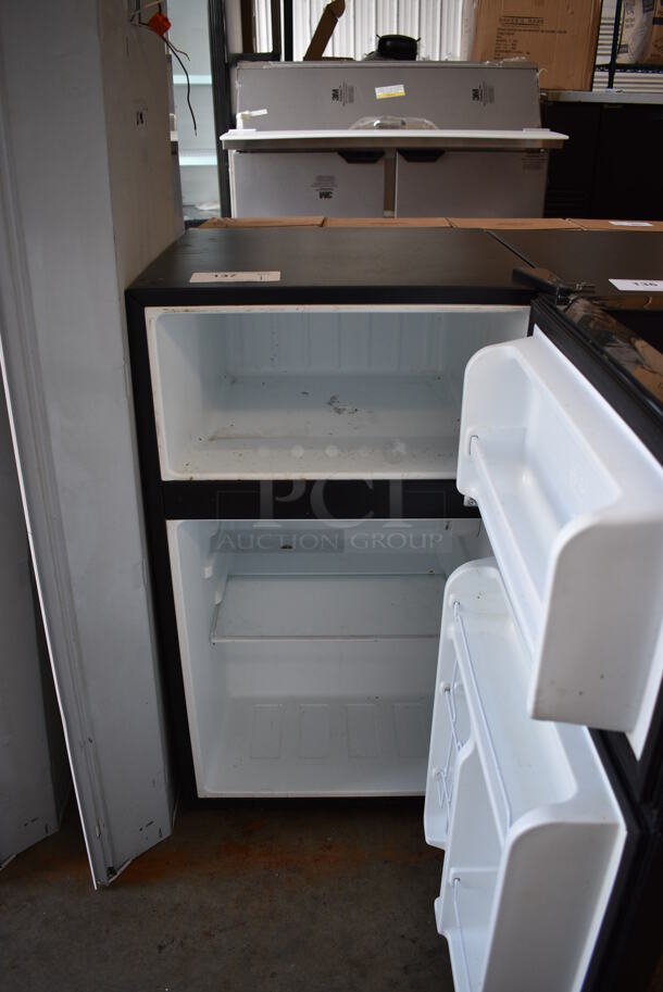 Galanz Model GL31BK/GL31S5/GL31S3 Black Mini Cooler. 120 Volts, 1 Phase. 19x21x33. Tested and Working! - Image 3 of 8