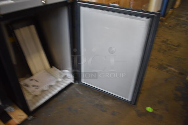 BRAND NEW SCRATCH AND DENT! 2019 Micro Matic Model MDD 23 E Stainless Steel Single Door Direct Draw Kegerator. 115 Volts, 1 Phase. 25x28x36. Tested and Working! - Image 4 of 4