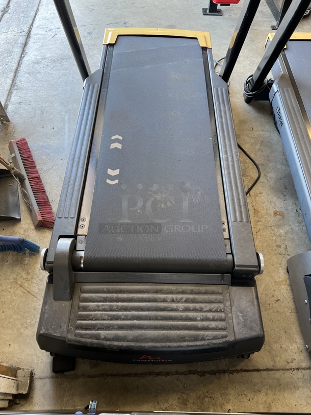 Freemotion Model FMTK74810.7 i11.9 Incline Trainer Treadmill. 110-120 Volts, 1 Phase. 37x78x72. Tested and Working But Needs an Update - Image 3 of 10