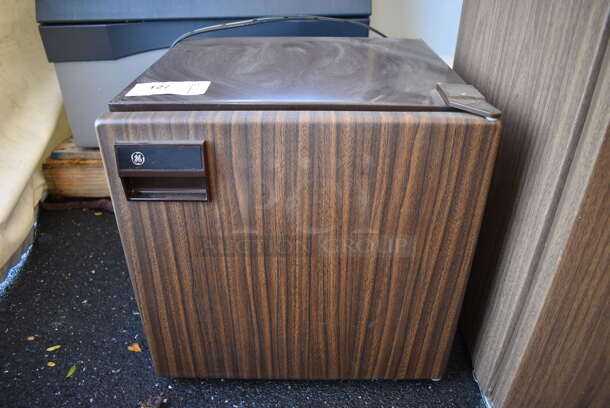 General Electric SC2SSARWG Wood Pattern Mini Cooler. 120 Volts, 1 Phase. 18.5x18.5x19