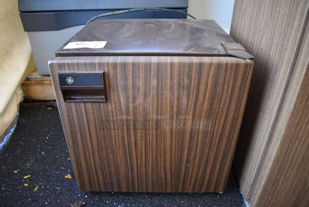 General Electric SC2SSARWG Wood Pattern Mini Cooler. 120 Volts, 1 Phase. 18.5x18.5x19 - Image 1 of 6