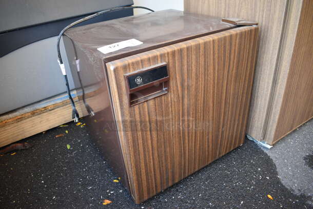 General Electric SC2SSARWG Wood Pattern Mini Cooler. 120 Volts, 1 Phase. 18.5x18.5x19 - Image 2 of 6