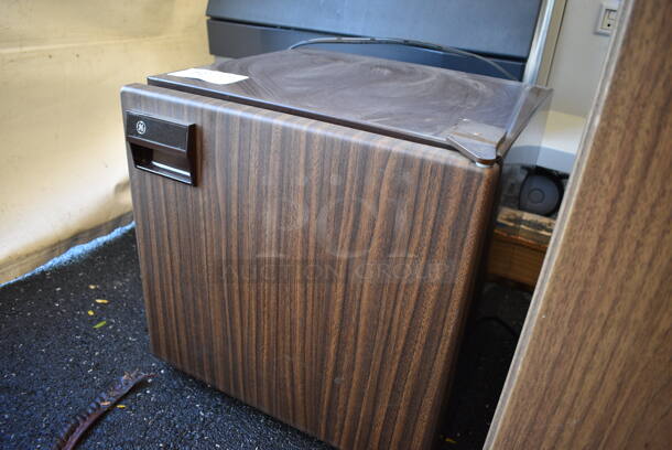 General Electric SC2SSARWG Wood Pattern Mini Cooler. 120 Volts, 1 Phase. 18.5x18.5x19 - Image 3 of 6