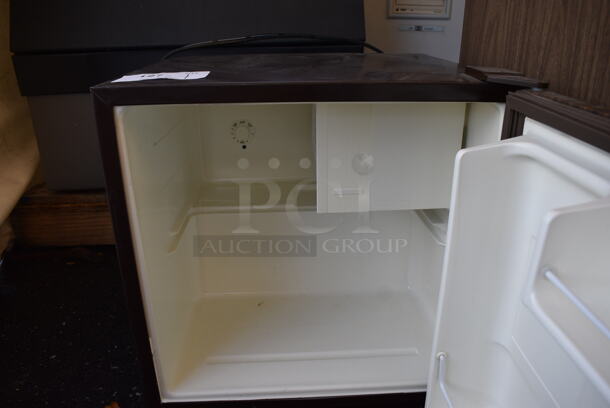 General Electric SC2SSARWG Wood Pattern Mini Cooler. 120 Volts, 1 Phase. 18.5x18.5x19 - Image 4 of 6