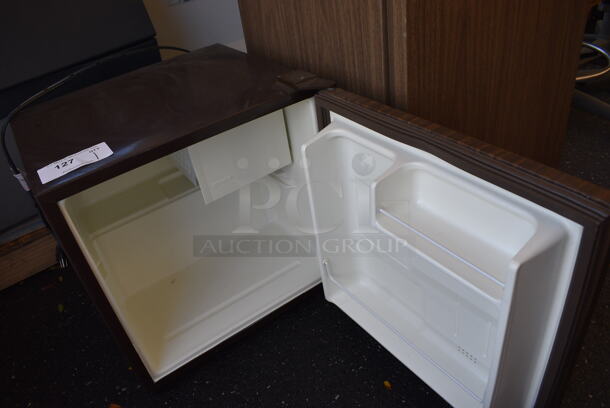 General Electric SC2SSARWG Wood Pattern Mini Cooler. 120 Volts, 1 Phase. 18.5x18.5x19 - Image 5 of 6