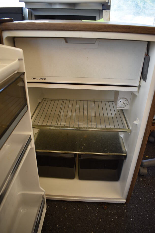 Jenn Air Wood Pattern Mini Cooler w/ Chill Chest Section. 120 Volts, 1 Phase. 22x21x33.5 - Image 3 of 7