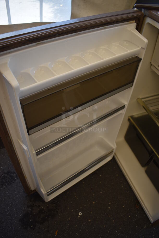 Jenn Air Wood Pattern Mini Cooler w/ Chill Chest Section. 120 Volts, 1 Phase. 22x21x33.5 - Image 4 of 7