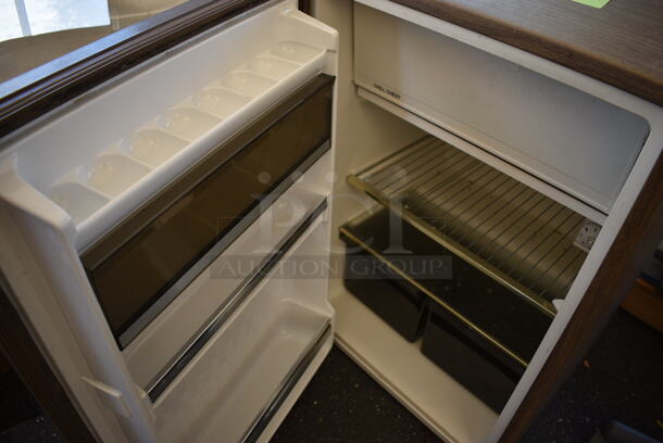Jenn Air Wood Pattern Mini Cooler w/ Chill Chest Section. 120 Volts, 1 Phase. 22x21x33.5 - Image 5 of 7
