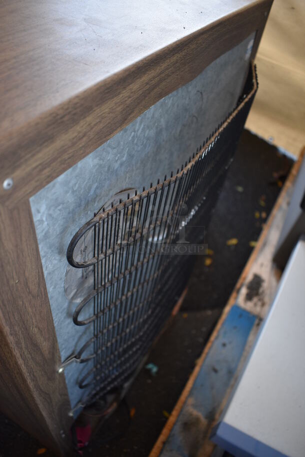 Jenn Air Wood Pattern Mini Cooler w/ Chill Chest Section. 120 Volts, 1 Phase. 22x21x33.5 - Image 6 of 7