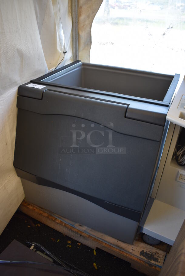 Metal Commercial Ice Machine Bin. 30.5x33.5x31 - Image 2 of 7