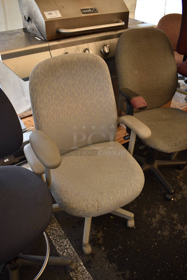 6 Various Office Chairs on Casters. Includes 27x20x42. 6 Times Your Bid! - Image 3 of 8