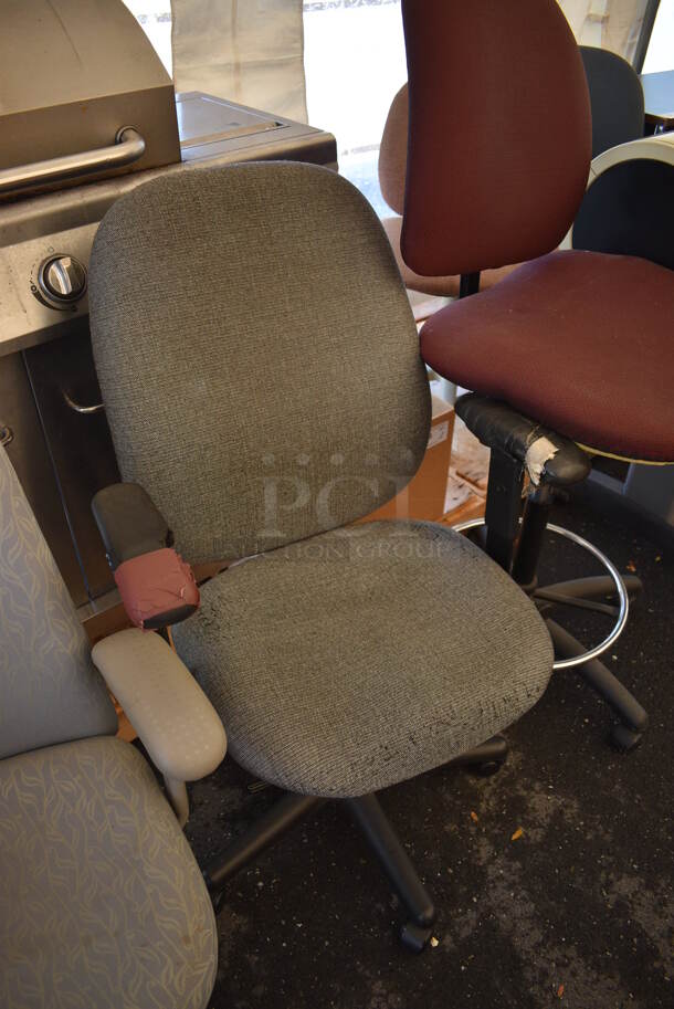 6 Various Office Chairs on Casters. Includes 27x20x42. 6 Times Your Bid! - Image 4 of 8
