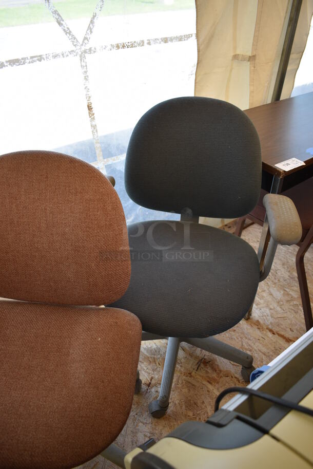 6 Various Office Chairs on Casters. Includes 27x20x42. 6 Times Your Bid! - Image 7 of 8