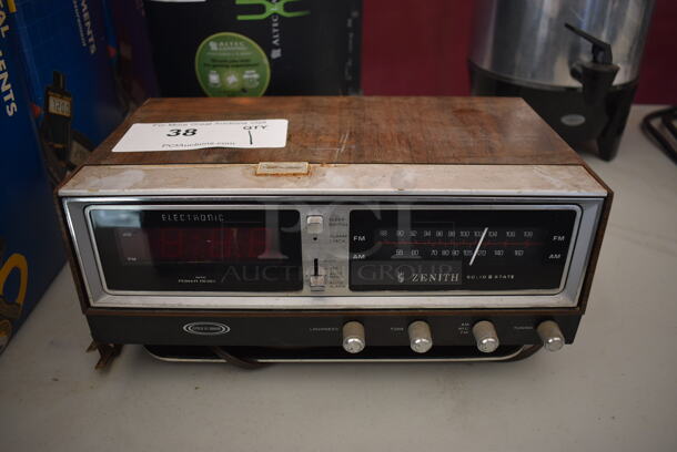 Zenith H472W Metal Countertop Radio. 11x7x5
