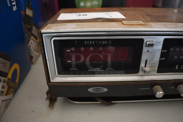 Zenith H472W Metal Countertop Radio. 11x7x5 - Image 2 of 8