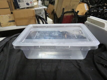 One Carlisle 3.5 Gallon Food Storage Container With Lid.