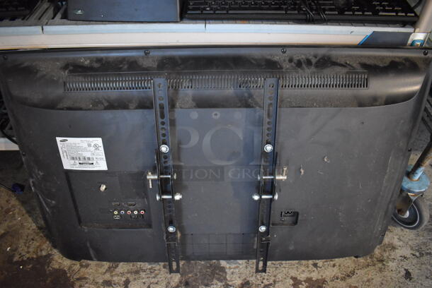 Samsung UN39FH5000F 39" Television w/ Metal Mount Piece. Does Not Have Power Cord. Buyer Must Pick Up - We Will Not Ship This Item.  - Image 4 of 5