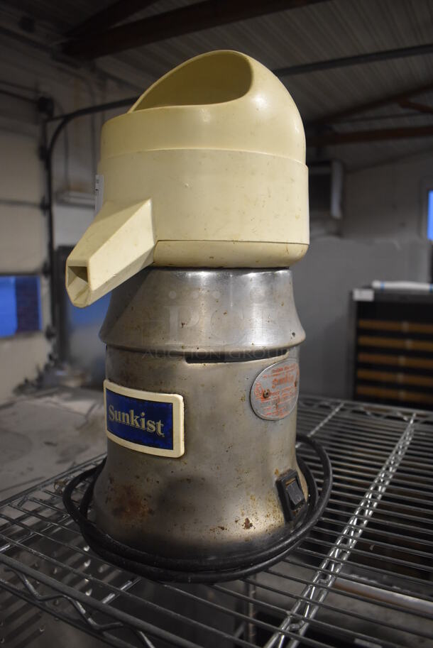 Sunkist 8-R A02 Metal Commercial Countertop Juicer. 115 Volts, 1 Phase. 8x10x17. Tested and Working! - Image 3 of 5