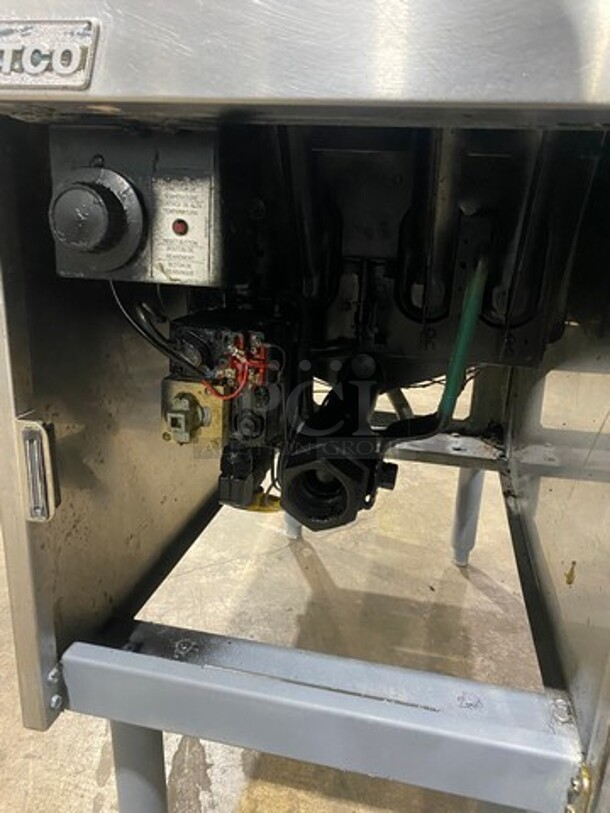 NICE! Pitco Commercial Natural Gas Powered Deep Fat Fryer! With Metal Frying Baskets! All Stainless Steel! On Legs! - Image 7 of 9