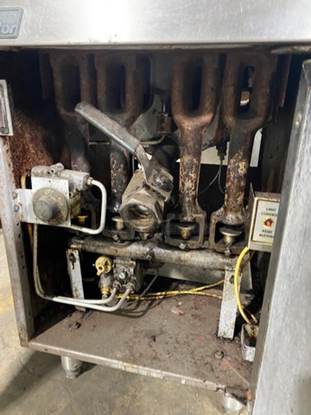 Pitco Commercial Natural Gas Powered Deep Fat Fryer! With Single Metal Frying Basket! All Stainless Steel! On Legs! - Image 6 of 8