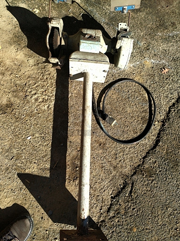 Metal Grinder. (High School Garage 2) - Image 7 of 8