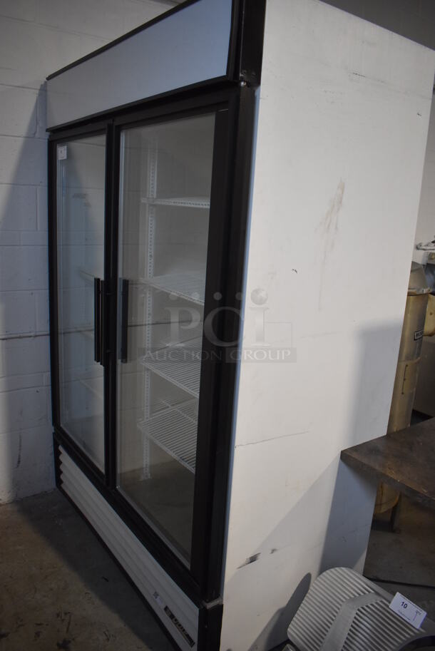 True GDM-49 Metal Commercial 2 Door Reach In Cooler Merchandiser w/ Poly Coated Racks. 115 Volts, 1 Phase. 54x30x79. Tested and Powers On But Does Not Get Cold - Image 5 of 5