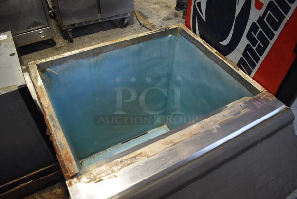 Metal Commercial Ice Bin. 30x35x38 - Image 2 of 4