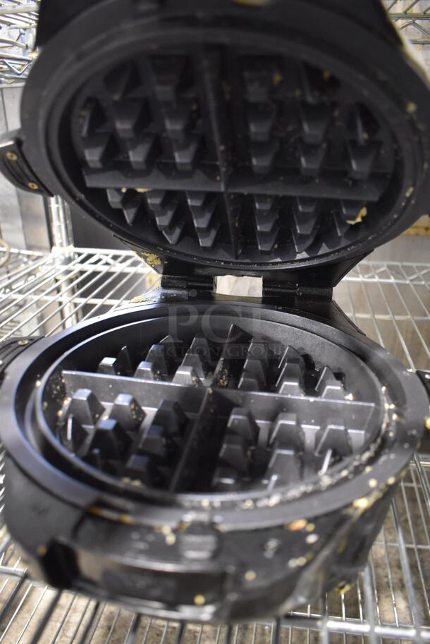 Hamilton Beach Chrome Finish Countertop Waffle Maker. 10x11x5. Tested and Working! - Image 4 of 5