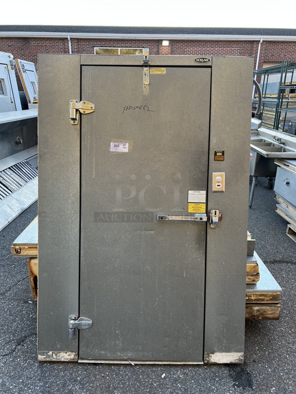Norlake 6'x5'x6' SELF CONTAINED Walk In Freezer Box w/ Floor, Copeland CP2M-7A Compressor and Norlake Condenser. 115-230 Volts, 1 Phase. Picture of the Unit Before Removal Is Included In the Listing - Image 2 of 8