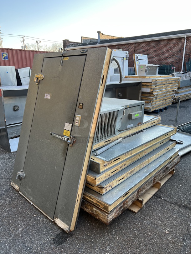 Norlake 6'x5'x6' SELF CONTAINED Walk In Freezer Box w/ Floor, Copeland CP2M-7A Compressor and Norlake Condenser. 115-230 Volts, 1 Phase. Picture of the Unit Before Removal Is Included In the Listing - Image 3 of 8