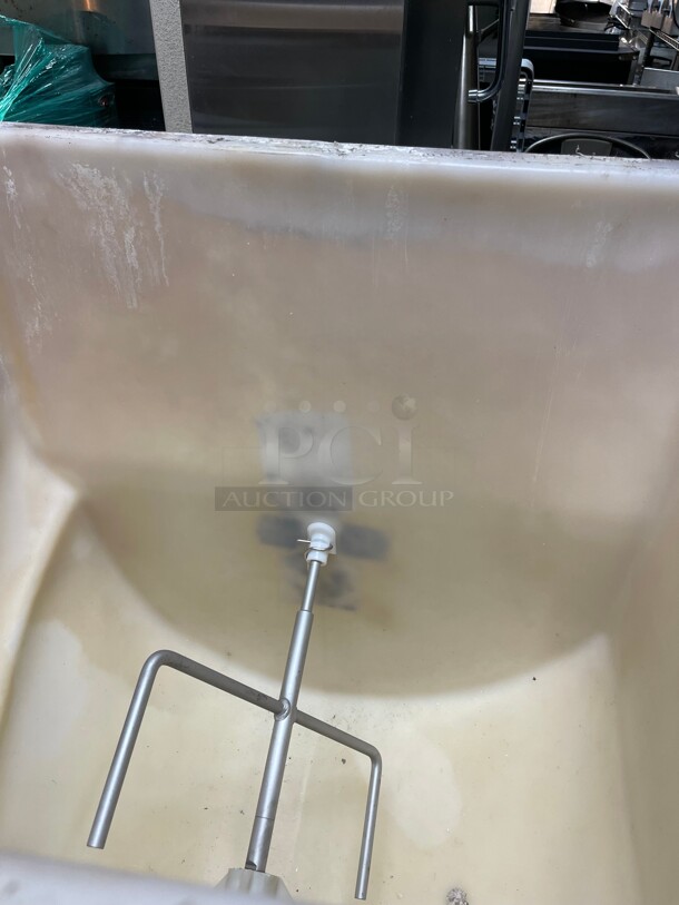 Clean! Manitowoc Ice SPA312 Floor Model Commercial Cube Ice Dispenser - 180 lb Storage, Bucket Fill, 115v NSF Tested and Working! - Image 4 of 7