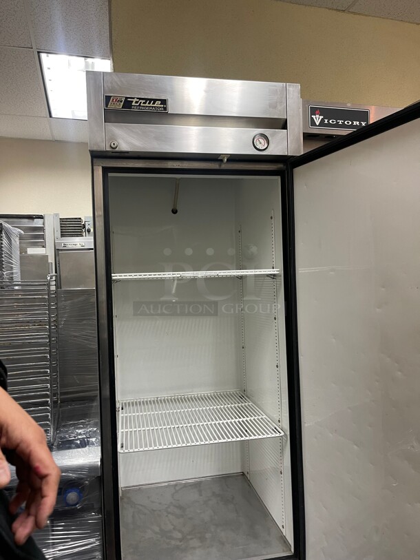 True T-23 27 inch One Section Reach In Refrigerator, (1) Right Hinge Solid Door, 115v NSF Tested and not getting cold! - Image 5 of 7
