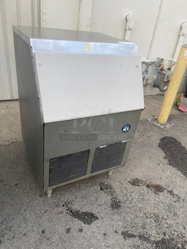 Working! Hoshizaki KM-150BAF 25inch  Air Cooled Undercounter Crescent Cube Ice Machine with 78 lb. Bin - 115V, 163 lb. NSF Tested and Working! - Image 3 of 9